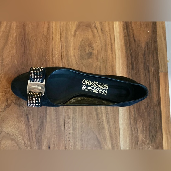 Salvatore Ferragamo suede Vara mosaic pump with crystal studded heels - Picture 6 of 9